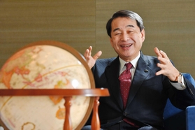 グローバル展開を語るシスメックス会長兼社長の家次恒さん。「まだまだ伸びしろはある」＝神戸市中央区脇浜海岸通１、同社本社（撮影・田中靖浩）