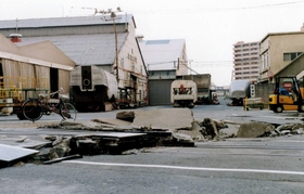 阪神・淡路大震災直後の川崎重工業兵庫工場。地割れで線路が浮き上がった＝１９９５年１月１７日、神戸市兵庫区和田山通２（川重提供）