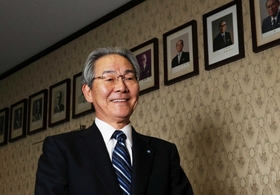 神戸商工会議所の歴代会頭の肖像を背に「神戸には潜在力がある」と話す第３０代会頭の大橋忠晴さん＝神戸市中央区港島中町６（撮影・大森　武）