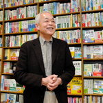 専門書が並ぶ書棚の前に立つ工藤恭孝社長。「豊富な品ぞろえで読者のニーズに応えたい」と話す＝神戸市中央区三宮町１、ジュンク堂書店三宮店（撮影・後藤亮平）