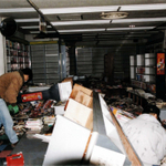阪神・淡路大震災直後のサンパル店。棚は折れて倒れ、本が散乱している＝神戸市中央区雲井通５、サンパル（工藤恭孝社長提供）