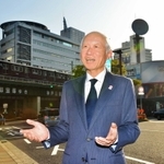 神戸三宮駅周辺の再開発への思いを語る角和夫さん＝神戸市中央区布引町４（撮影・中西幸大）