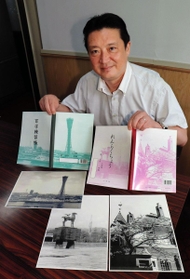 神戸ノート「百字練習帳」「れんらくちょう」を前にする大河裕二・関西ノート相談役と、それぞれの表紙に使われた写真＝神戸市長田区浪松町