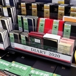 ７０年のベストセラーとなった能率手帳＝神戸市中央区三宮町１、ナガサワ文具センター本店