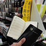 「レトロでいい」と、黒の表紙を選ぶ女性や若者も増えているそう。「能率手帳１」１１７７円など＝神戸市中央区三宮町１、ナガサワ文具センター