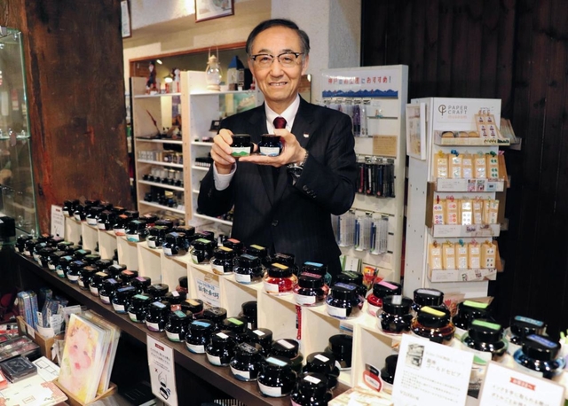 「上手下手でなく、手書きの字には感情がにじむ。インクで味が出る」と、ナガサワ文具センターの竹内直行さん＝神戸市中央区東川崎町１