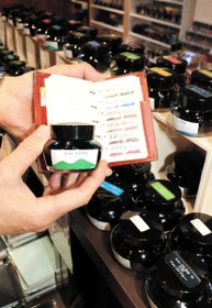 「色はあらゆるものとつながる。物語は尽きない」。１個１９８０円から＝神戸市中央区東川崎町１