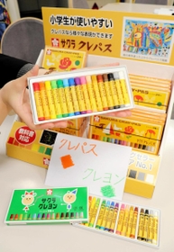 描き比べると、クレヨンとは確かに違う。１６色７７０円など＝大阪市中央区