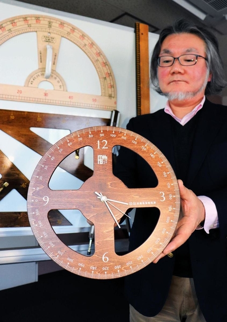 加藤数物製作所が手掛けた分度器を思わせる時計＝大阪府八尾市