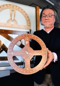 加藤数物製作所が手掛けた分度器を思わせる時計＝大阪府八尾市