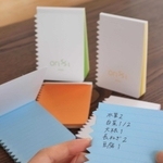 キャロット、レモン、ルッコラ、ラヴェンダー、ウオーターの５色。一つ３９６円＝神戸市内（撮影・斎藤雅志）