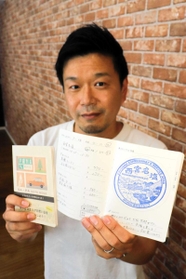 ＳＡ、ＰＡの思い出を書き留めるノートを発売した藤井和博さん＝神戸市内