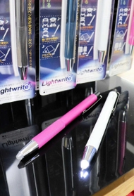ピンク、ダークブルー、ガンメタリック、ホワイトの４種。５５０円＝神戸市中央区三宮町１、ナガサワ文具センター本店