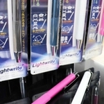 ピンク、ダークブルー、ガンメタリック、ホワイトの４種。５５０円＝神戸市中央区三宮町１、ナガサワ文具センター本店