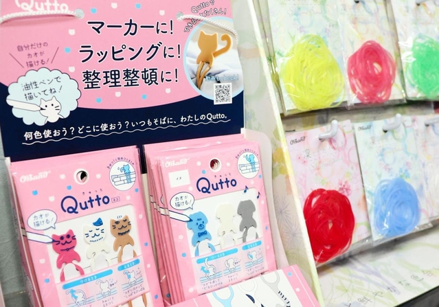 ヘッドとタブを動物の形にした「Ｑｕｔｔｏ（きゅっと）」（手前）や透明感の高いシリコン製、オーバンド缶も人気＝大阪市西成区橘３