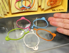 ピンク、オレンジ、ライトグリーン、ライトブルー、ホワイトの５色。５本入り１６５円＝大阪市西成区橘３