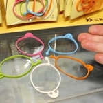 ピンク、オレンジ、ライトグリーン、ライトブルー、ホワイトの５色。５本入り１６５円＝大阪市西成区橘３