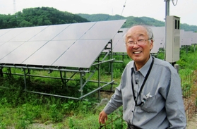 「いろんな専門家の視点や連携によって暮らしのエコを進めたい」と話す陰良夫さん＝豊岡市出石町内