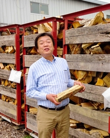 「二酸化炭素削減のためにも、木を切って森を若返らせることが大事」と話す長谷川さん＝小野市復井町