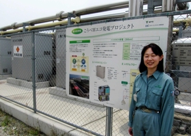 こうべＷエコ発電設備を説明する岡野内晃代さん。ガスの発生量に応じて１４台の発電装置を稼働させる＝神戸市垂水区平磯１