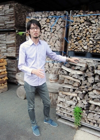 「家庭や農家など小規模な利用を広げるには薪が一番」と話す一宮祐輔さん＝丹波市内