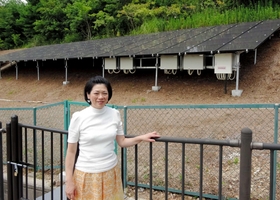 出力約４５キロワットの宝塚すみれ発電所第３号。「地域ごとにこうした小さな発電所が増えればいい」と話す井上保子さん＝宝塚市内