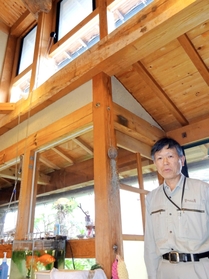 「光と風の入り口」と窓の重要性について語る池口さん＝豊岡市加広町３、里やま工房