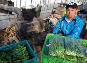 「出荷作業場に薪ストーブを入れるのはそう難しくないですよ」と話す中上之仁さん＝三田市香下