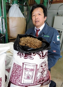 「森林再生を助ける」と豊岡産ペレットをアピールする岡本豊博さん＝豊岡市出石町奥小野、豊岡ペレット