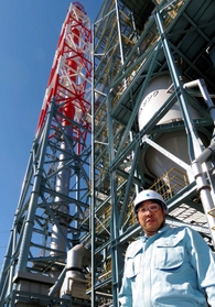 電気と熱を供給する最新鋭の木質バイオマス発電所などについて説明する高橋一典さん＝赤穂市加里屋