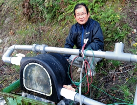 少ない水量でも発電できるペルトン水車について話す太田明広さん＝洲本市千草戊