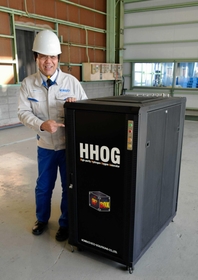 小型の水素発生装置「Ｈ２ボックス」の性能を語る須田龍生さん＝兵庫県播磨町新島、神鋼環境ソリューション播磨製作所