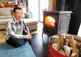 自分たちで作った薪でストーブを楽しむ「小さなＳｏｍａｆｕ」代表の衣畑佳輝さん＝兵庫県佐用町安川