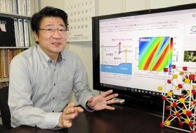 吸収する光が異なる二つの半導体を使った変換効率５０％超の新型太陽電池を説明する喜多隆さん＝神戸市灘区