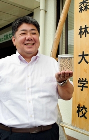 木質ペレットの可能性を語る谷渕庸次さん＝宍粟市一宮町安積、兵庫県立森林大学校