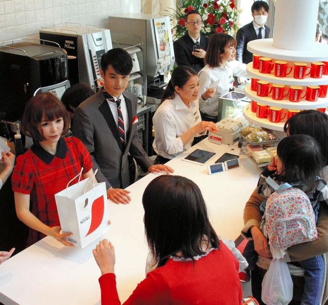 （カウンター内、左から）タレント中川翔子さんと、俳優瀬戸康史さんが「１日店長」として接客し、にぎわった店内＝２１日午後、神戸市中央区御幸通７