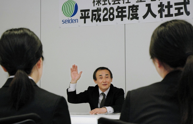 新入社員に語りかける石井隆社長＝１日午前、神戸市中央区三宮町１