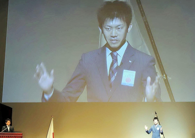 横浜市内で開かれた最終審査会で発表する上月さん＝（同ＪＣ提供）