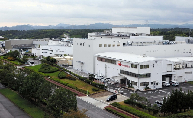 （手前から）日本ハムファクトリーの新兵庫工場、日本ハム食品関西プラント、プレミアムキッチンが並ぶ小野工業団地＝小野市匠台