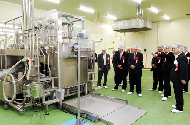 工場内を見学するニッポンハムグループや行政の関係者＝小野市匠台