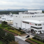 （手前から）日本ハムファクトリーの新兵庫工場、日本ハム食品関西プラント、プレミアムキッチンが並ぶ小野工業団地＝小野市匠台