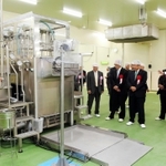 工場内を見学するニッポンハムグループや行政の関係者＝小野市匠台