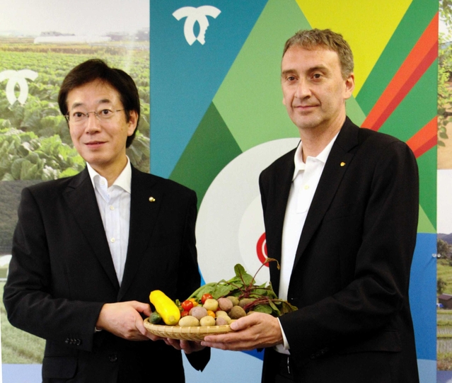 連携を発表した神戸市の久元喜造市長（左）と、スローフードインターナショナルのパオロ・デ・クローチェ事務局長＝神戸市役所