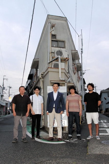 フランスの一流ブランドに売り込む（左から）遠藤由貴さん、佐藤健さん、小澤國秀さん、小林一光さん、岡本一記さん＝西脇市西脇