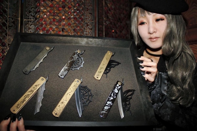 ゴスロリ風の肥後守を披露する血ゑさん＝加東市西古瀬