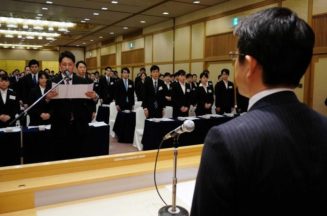 １５０人が新たなスタートを切ったホテルニューアワジグループの入社式＝洲本市小路谷