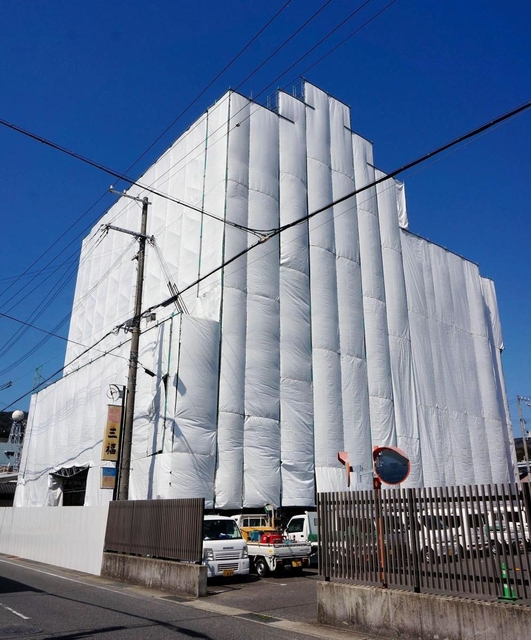 ホテルニューアワジグループの旅館として生まれ変わる旧「三福」。全面改装が進められている＝南あわじ市福良甲