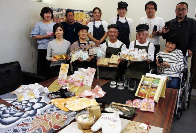 専門家のアドバイスを受けて商品を開発した障害福祉サービス事業所の利用者やスタッフら＝神戸市役所