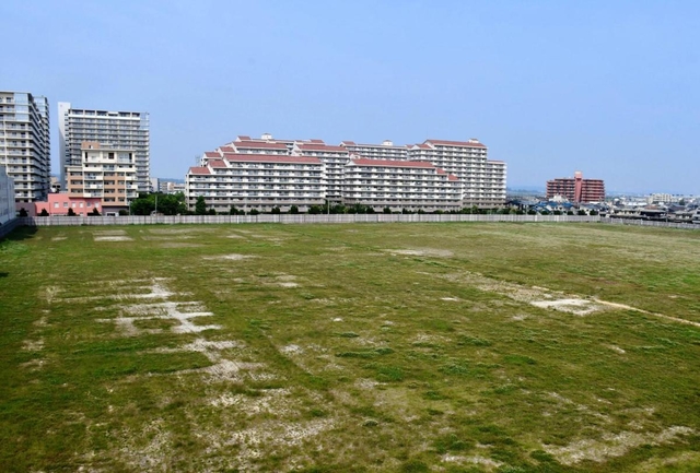 売却に向け提案型の公募が始まったＪＴ工場跡地＝明石市大久保町ゆりのき通２