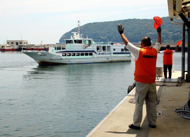 係員らは出航のたびに大きく手を振り、船を見送った＝洲本港
